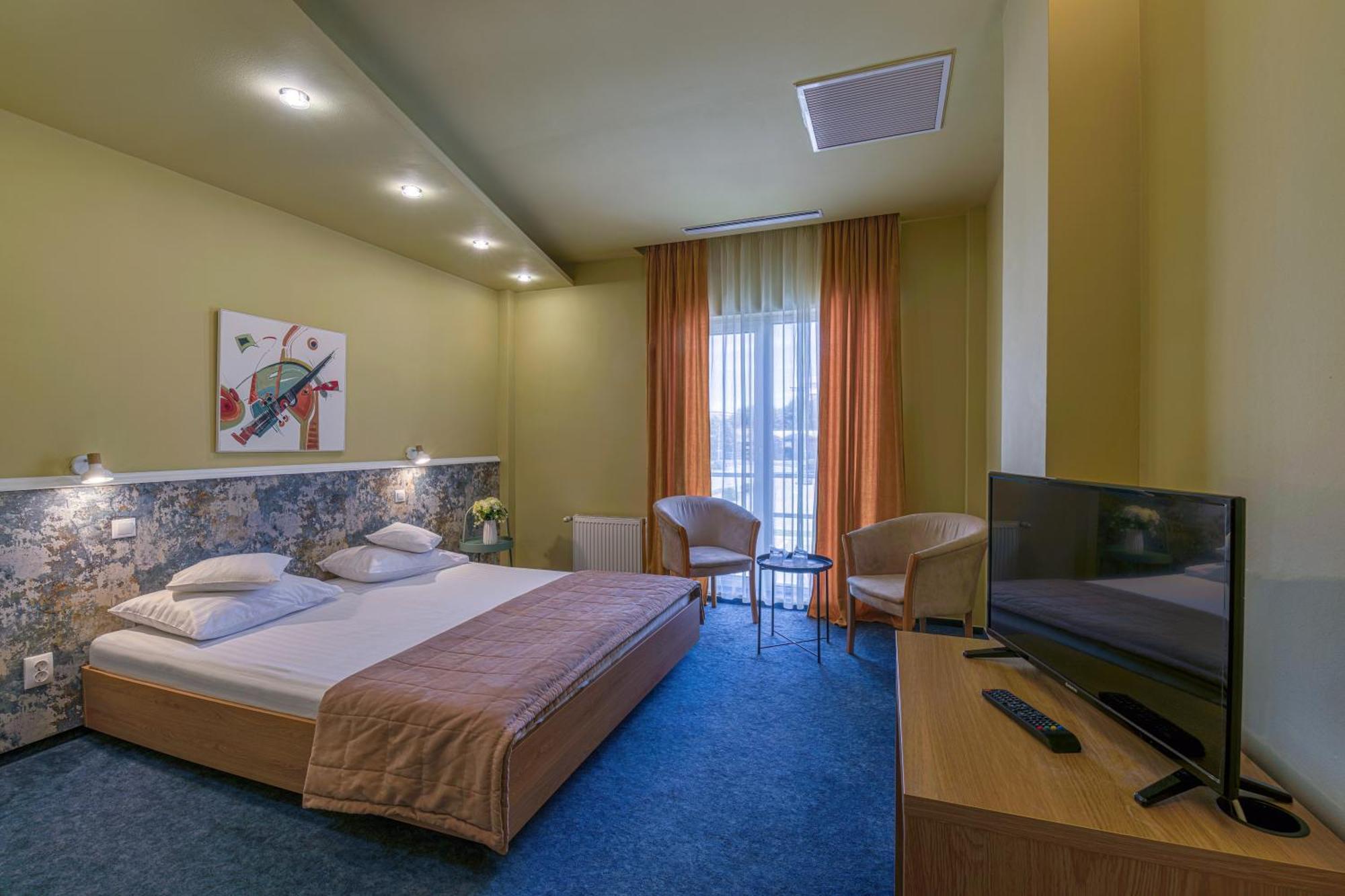 Torontal Hotel 3*