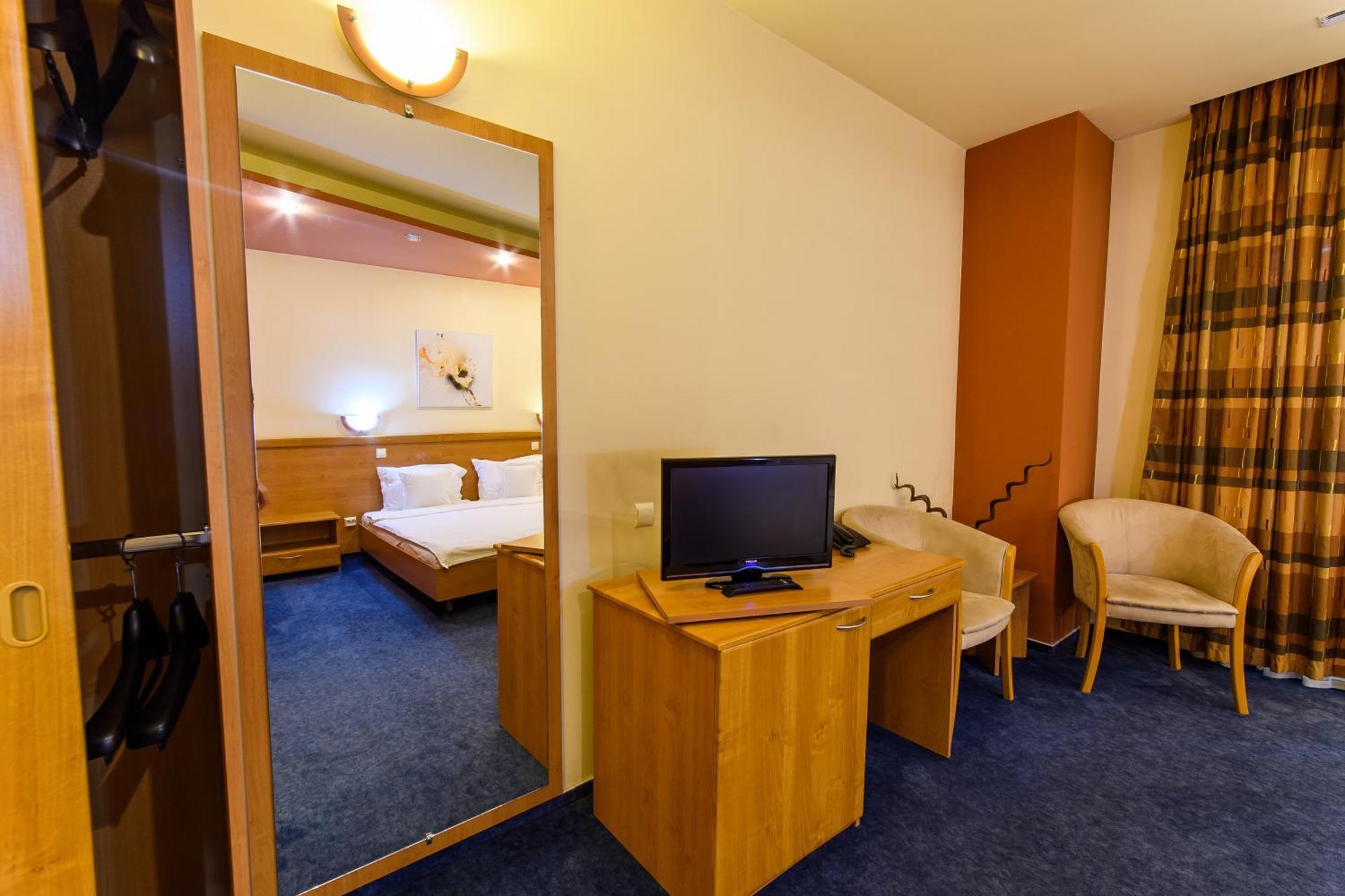 Torontal Hotel 3*