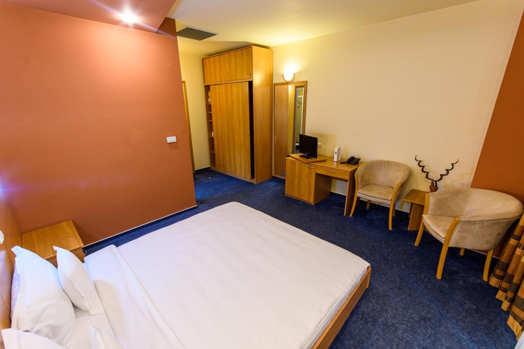 Torontal Hotel 3*