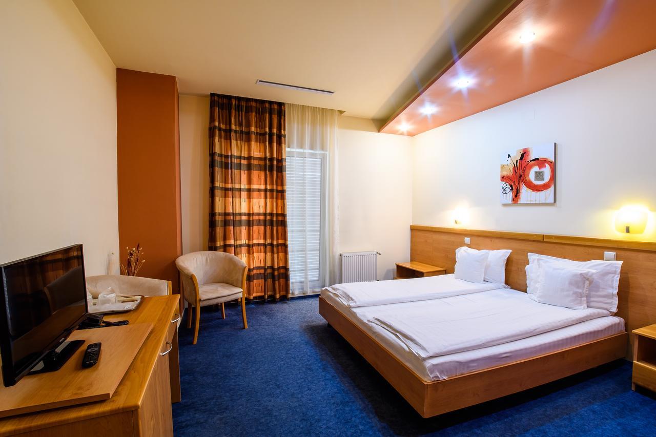 Torontal Hotel 3*