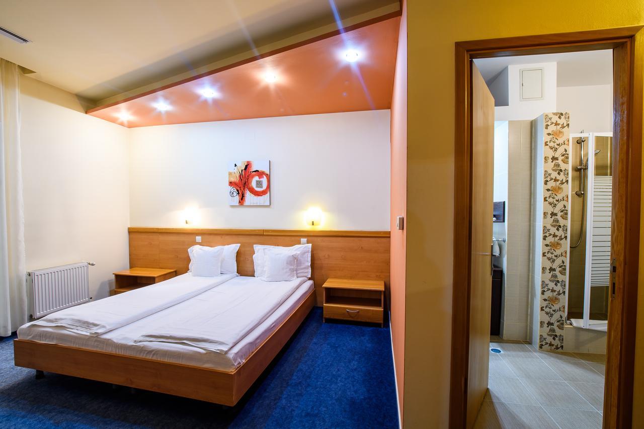 Torontal Hotel 3*